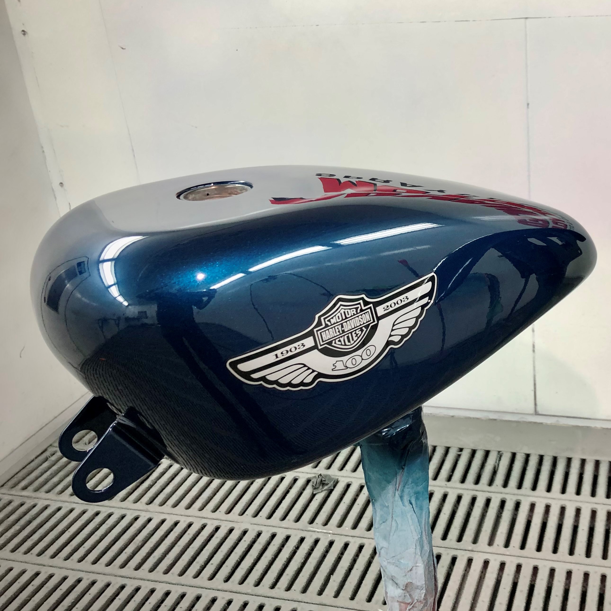 custom-paint-metallic-blue-harley-davidson-tank