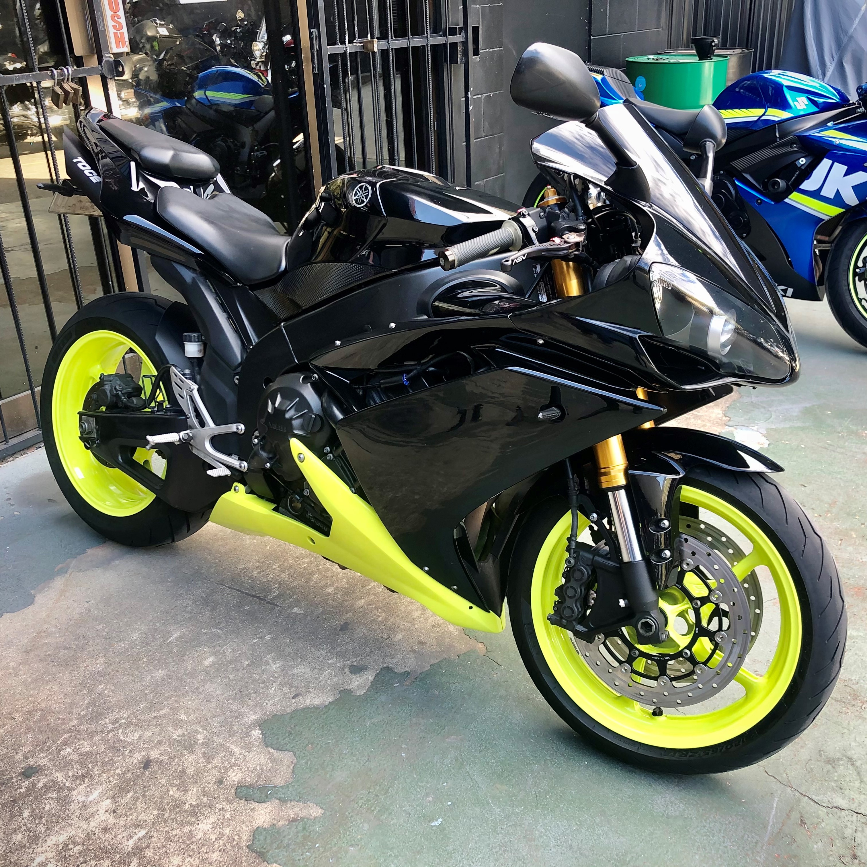 yamaha-r1-fluro-rims